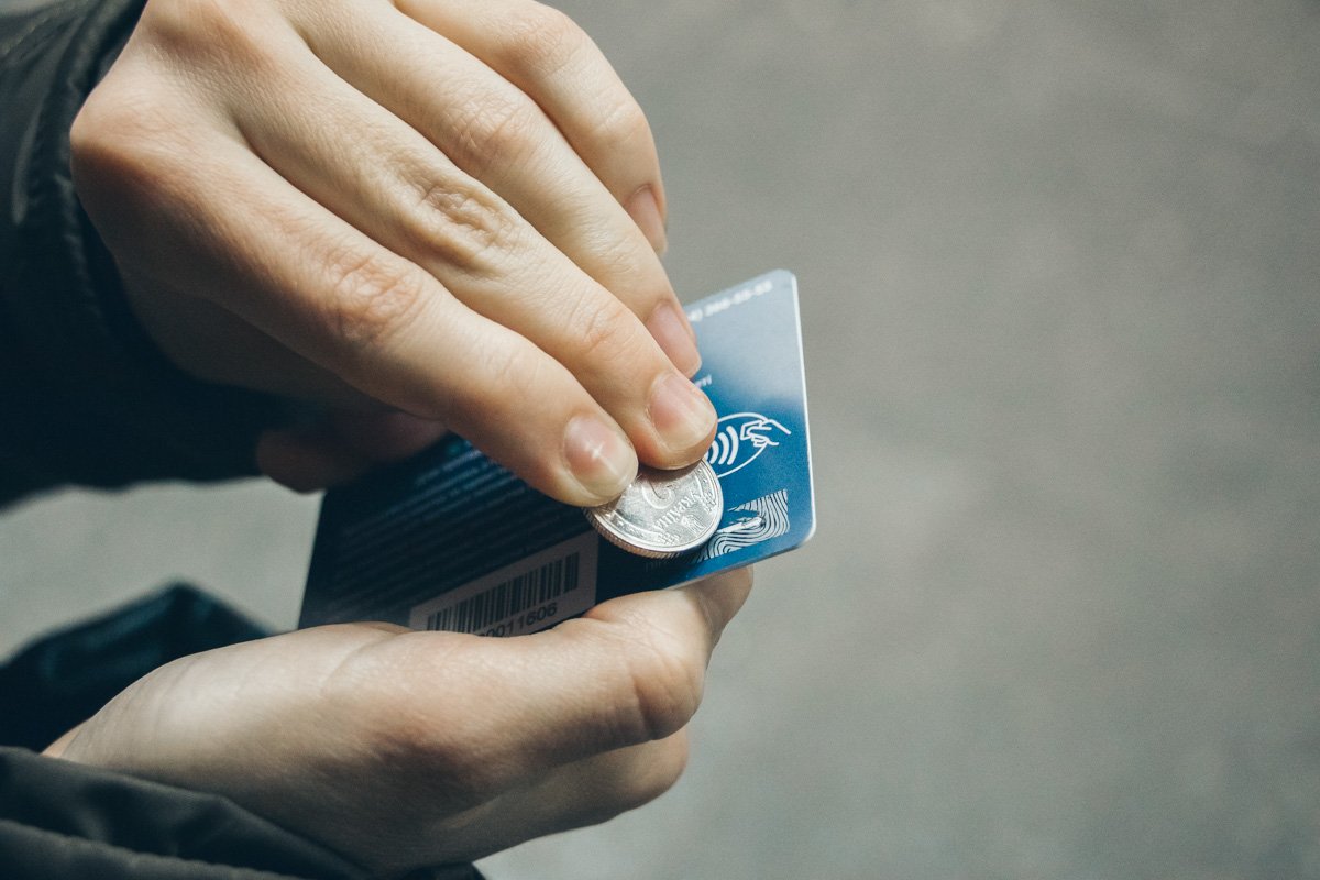 Чтобы узнать ПИН-код для регистрации, придется стереть защитный слой на тыльной стороне карты