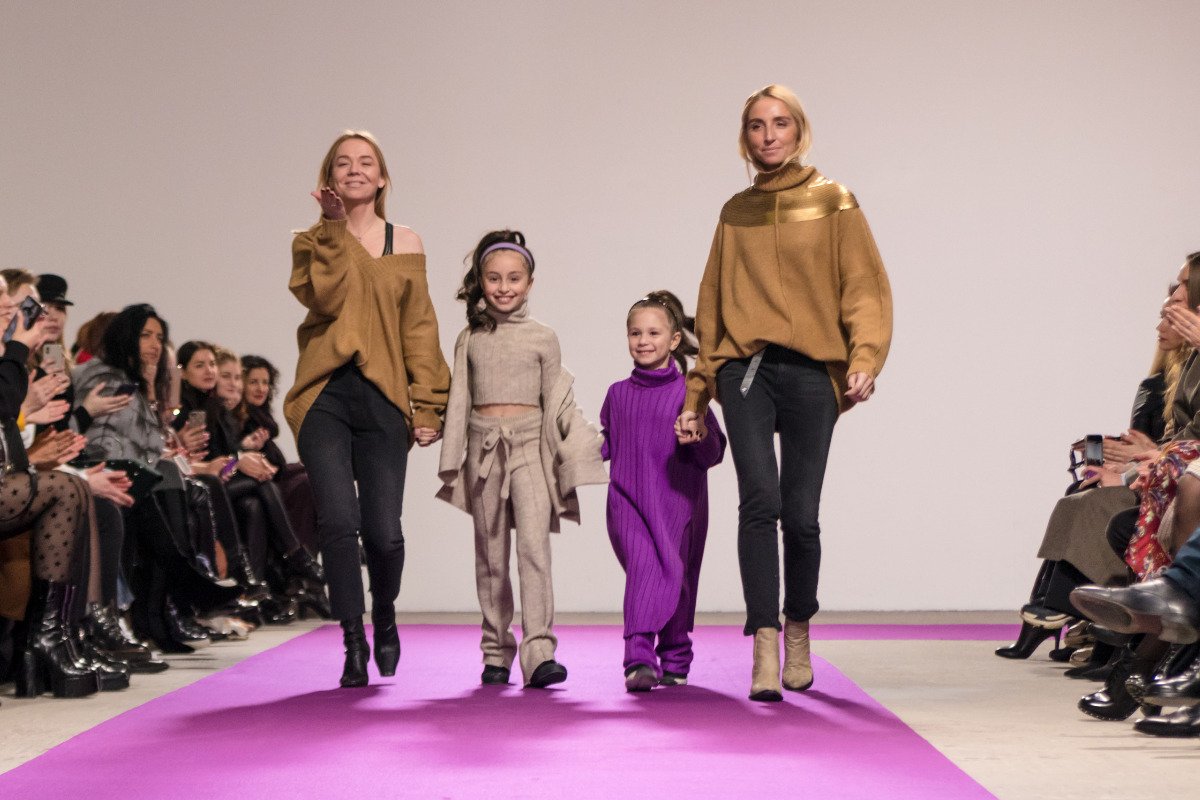 На одном из показов на подиуме профессиональные взрослые модели появились вместе с юными красотками На одном из показов на подиуме профессиональные взрослые модели появились вместе с юными красотками