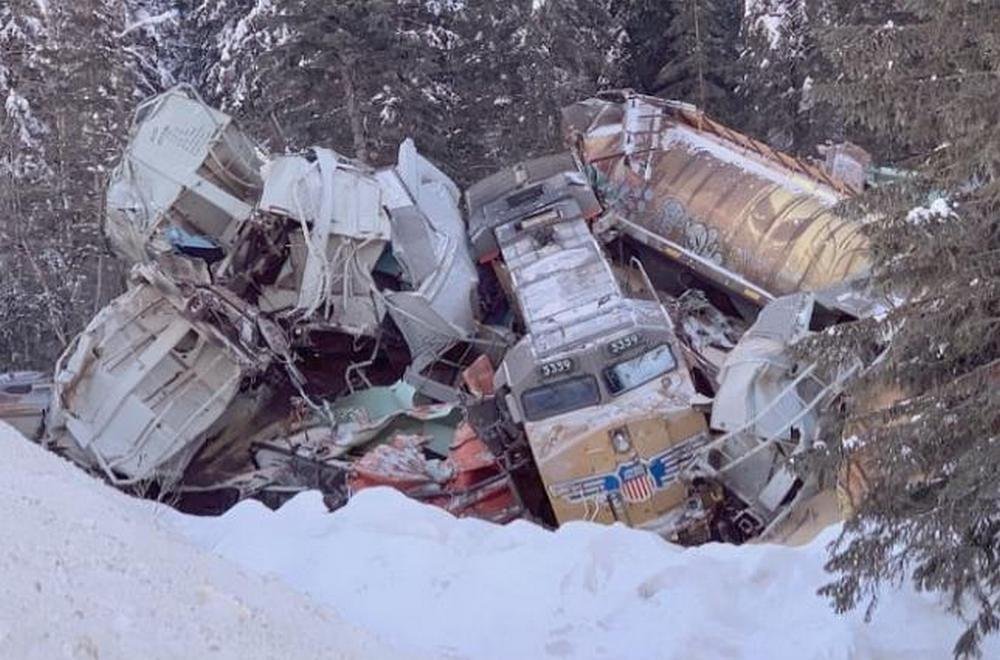 В результате железнодорожной катастрофы погибли три человека В результате железнодорожной катастрофы погибли три человека