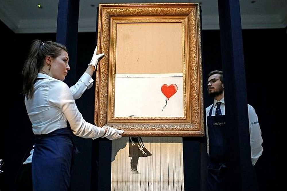 Картину Бэнкси бесплатно выставили в музее Картину Бэнкси бесплатно выставили в музее