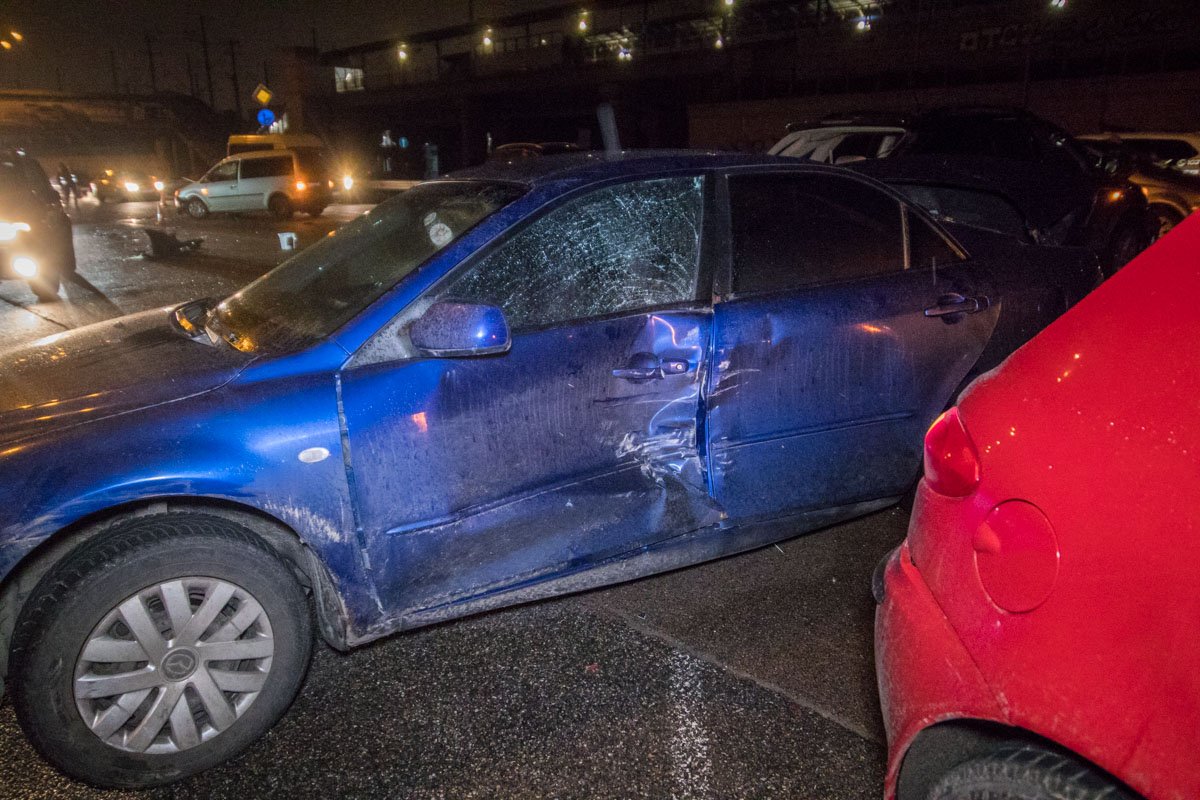 На пересечении Дарницкого шоссе и улицы Сортировочной произошла авария с участием четырех автомобилей