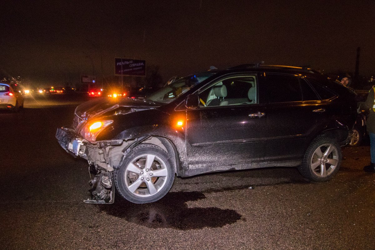 В результате аварии пострадали водитель и девушка-пассажир Lexus