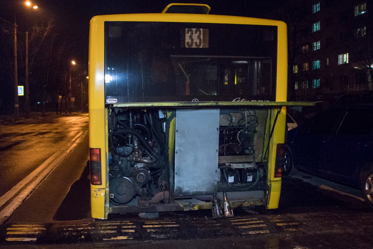 На улице Милютенко у автобуса "гармошки" №33 оторвалось днище