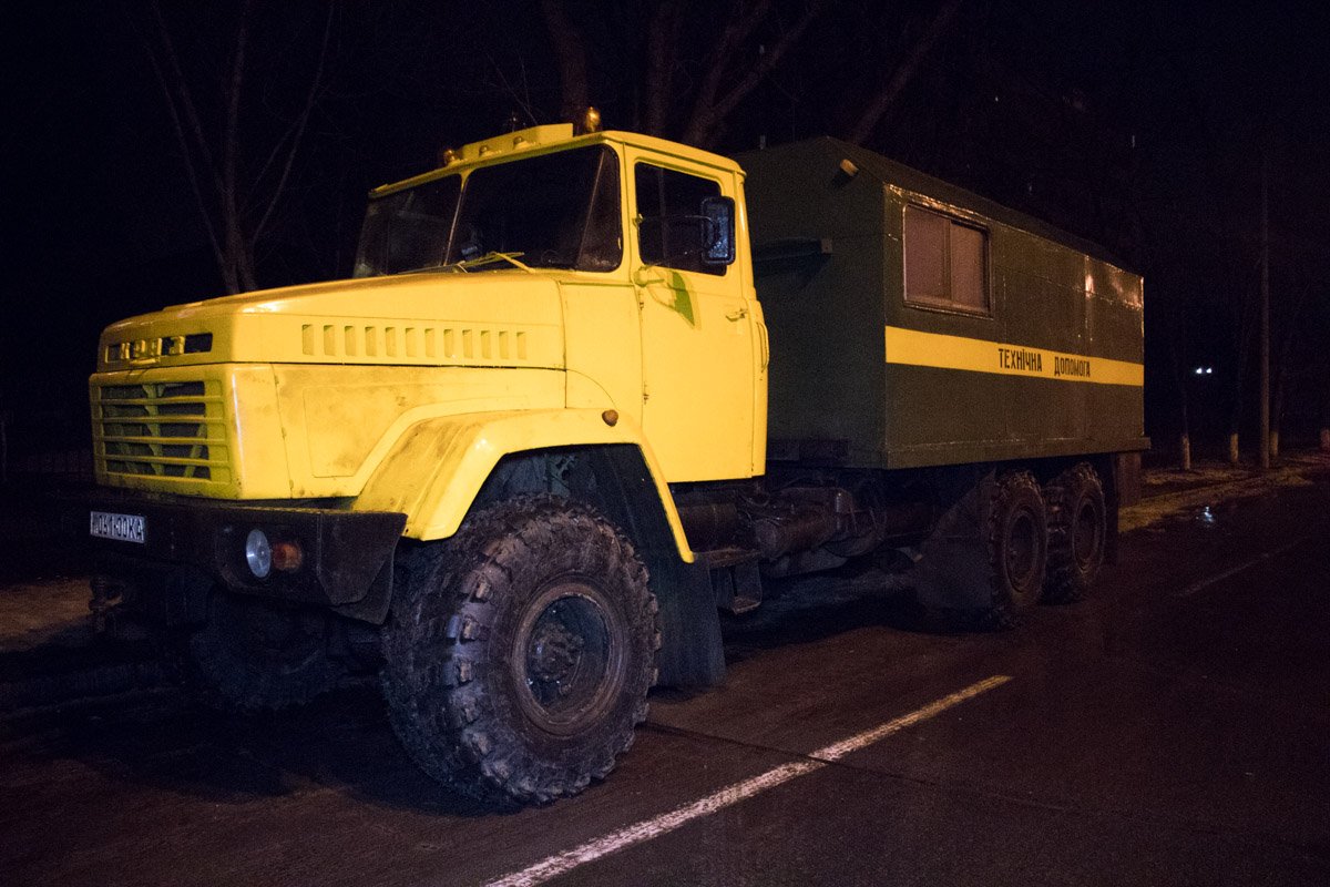На место прибыл автомобиль технической помощи для того, чтобы отбуксировать сломанную машину в депо