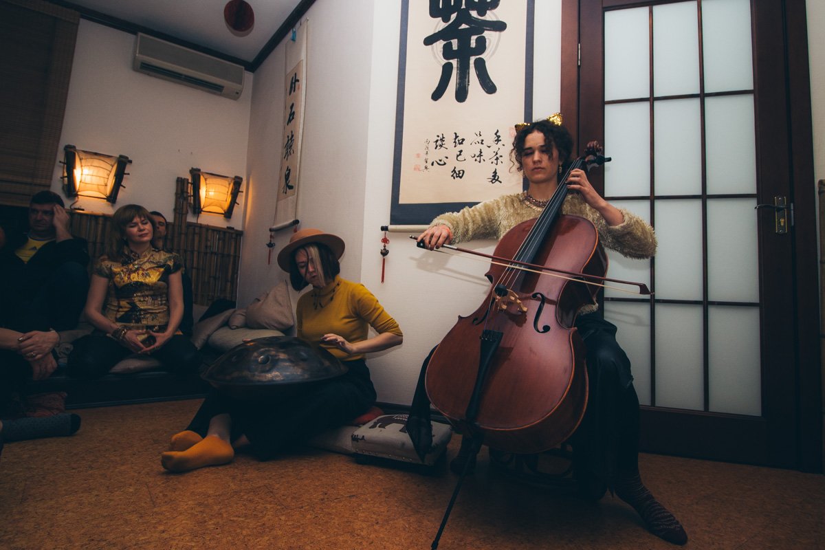 Изюминкой вечера стало музыкальное выступление на виолончели и ханге