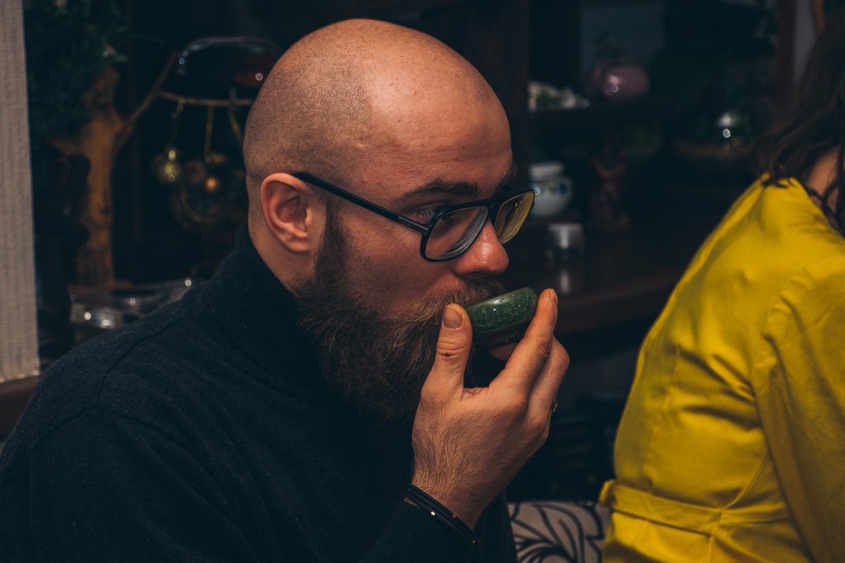 Весь вечер гостей праздника угощали чаем