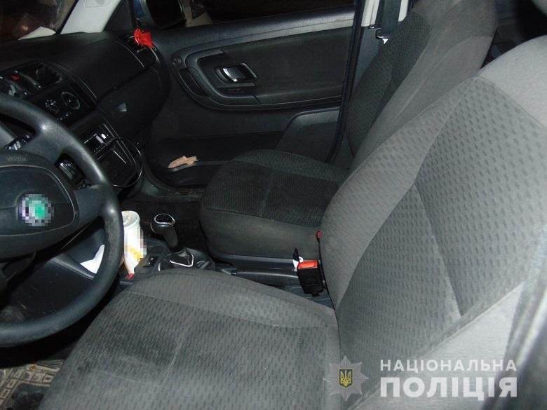 В какой-то момент один из них напал на водителя автомобиля сзади и начал его душить В какой-то момент один из них напал на водителя автомобиля сзади и начал его душить