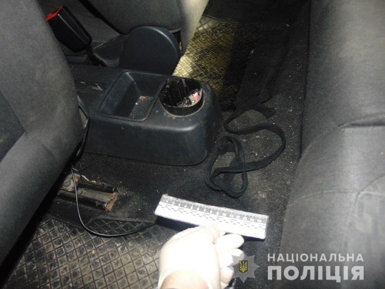 В это время один из сообщников закрывал мужчине глаза, а второй избивал его