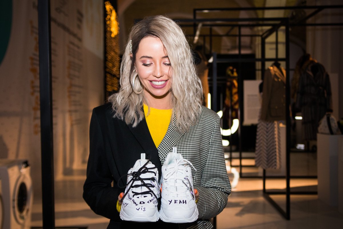 Надя Дорофеева стильно разрисовала кроссовки на неделе моды