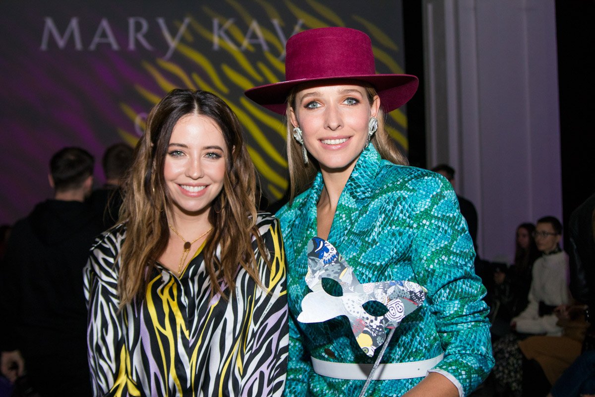 В один из дней Надя продемонстрировала наряд в цветах зебры, а Осадчая надела яркий костюм со змеиным принтом