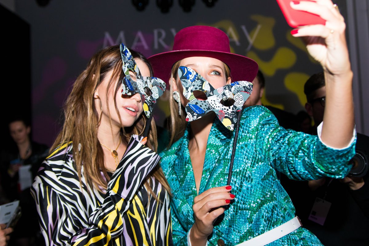 Звезды примеряли милые маски в форме бабочек