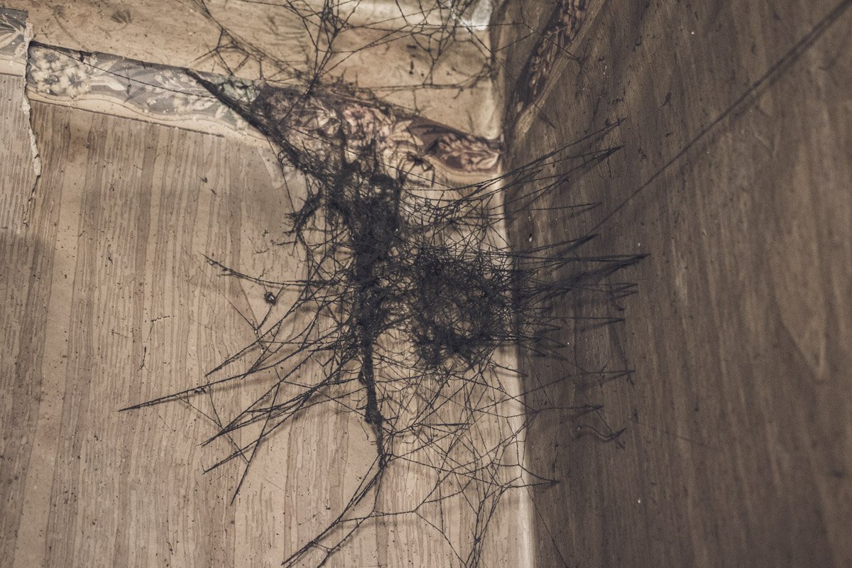 Хозяйка одной из квартир жилого дома по адресу улица Лисковская 9/22 завалила ее мусором и периодически устраивает там пожары