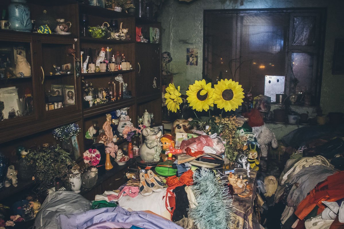 Хозяйка квартиры, женщина возрастом около 60 лет, ведет бродячий образ жизни и буквально завалила помещение мусором