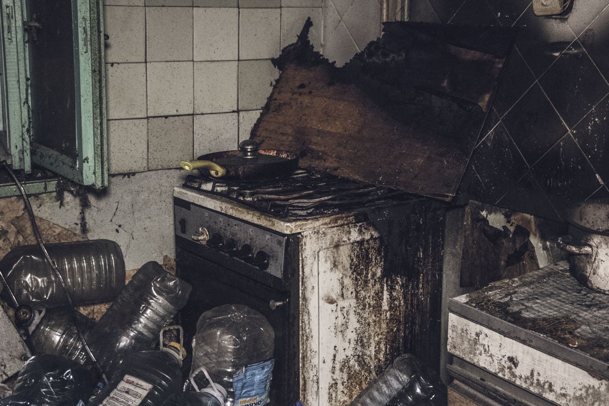 Люди жалуются на неприятный запах и огромное количество тараканов