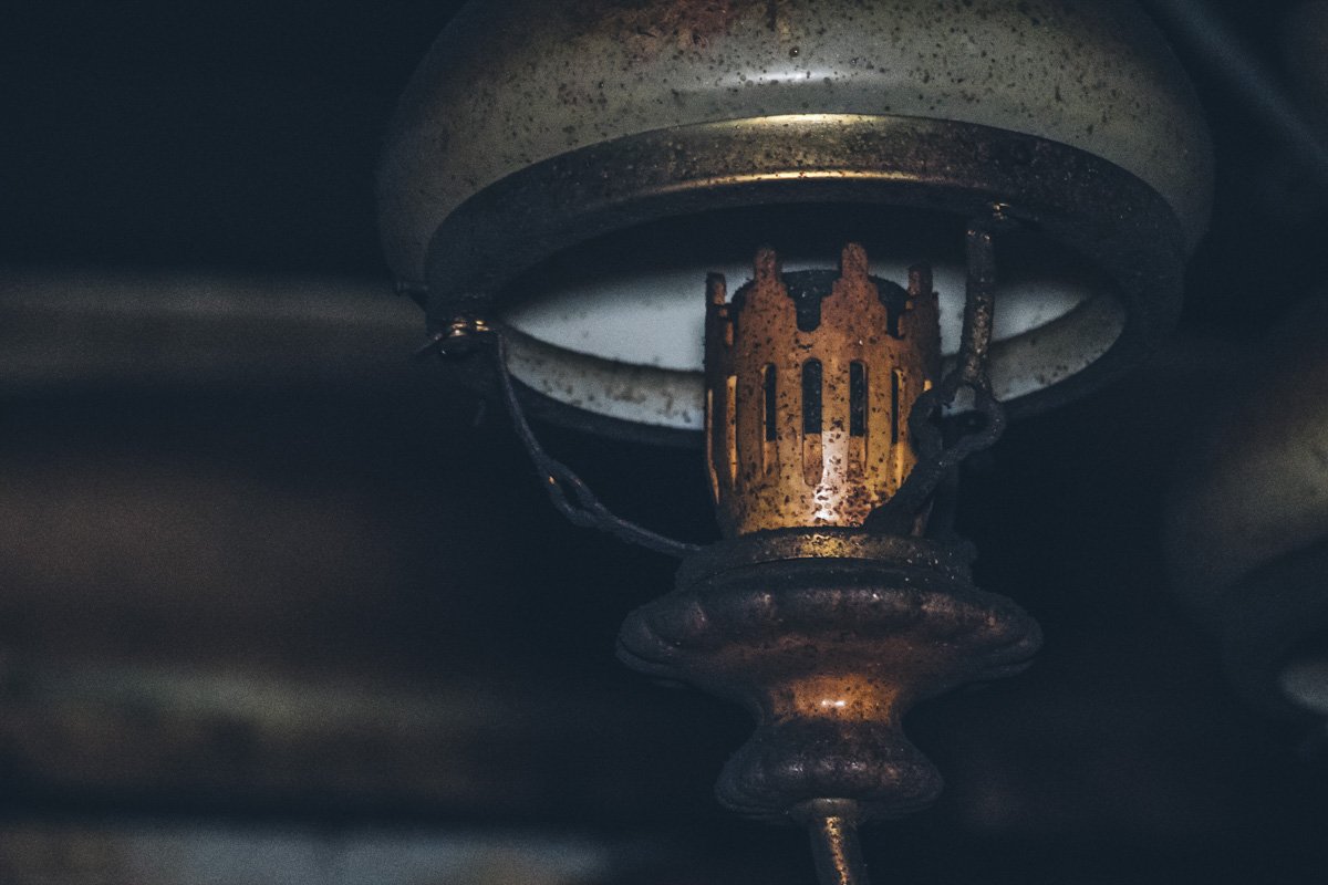 Квартира буквально вся завалена различным мусором