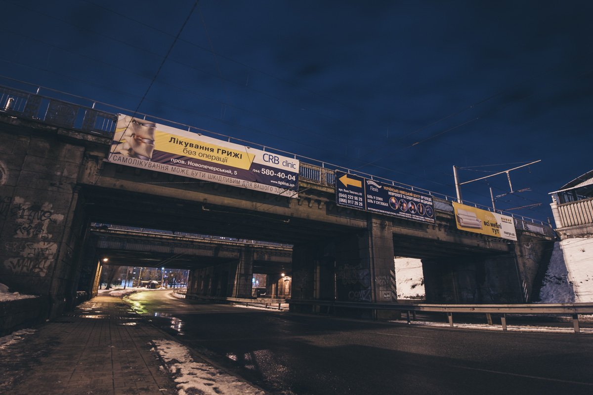 Границей улицы Льва Толстого является железнодорожный мост, после которого начинается улица Василия Липковского 