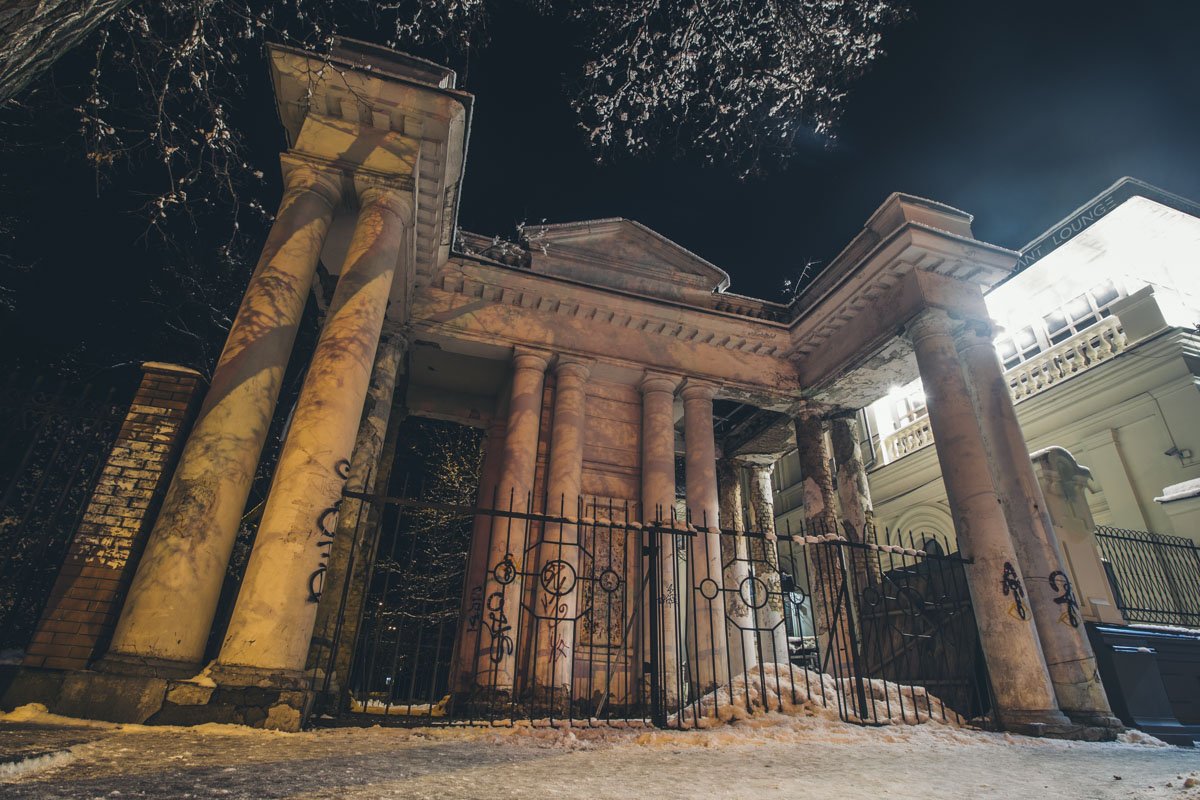 Старые входные ворота в ботанический сад имени Фомина