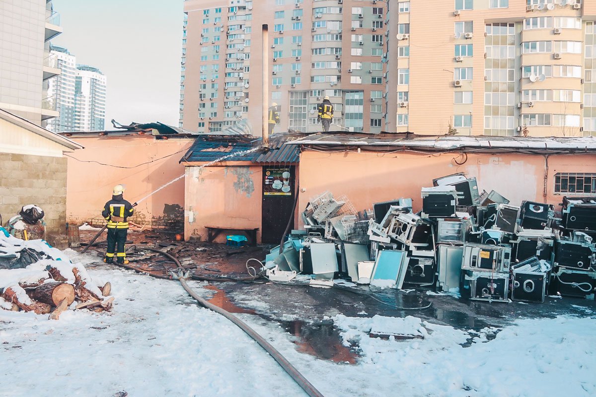 Горело одноэтажное нежилое здание