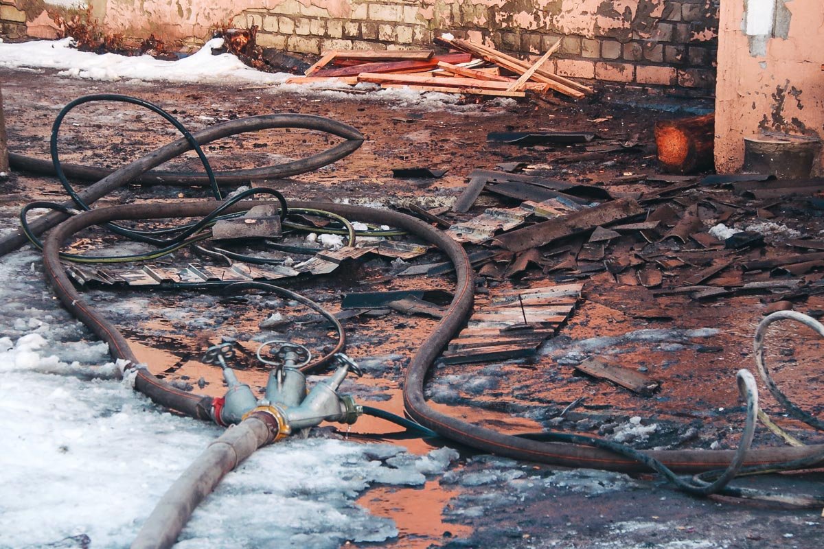 По предварительной информации, огонь вспыхнул в котельной и охватил площадь 30 квадратных метров