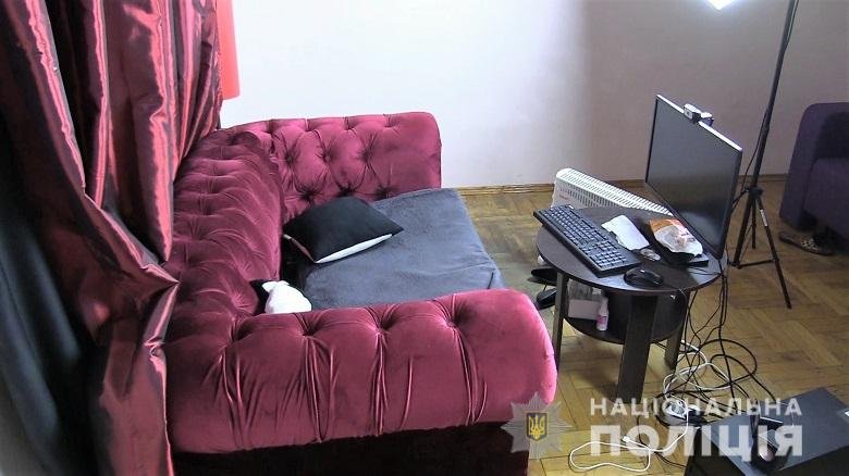 Девушки работали в три смены и получали за съемки 40% от общей прибыли