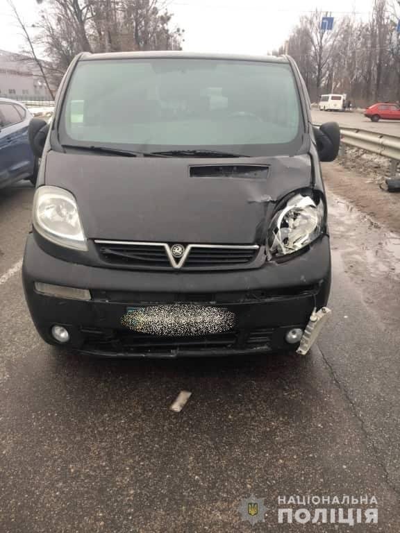 Под Киевом микроавтобус Vauxhall сбил мужчину-пешехода