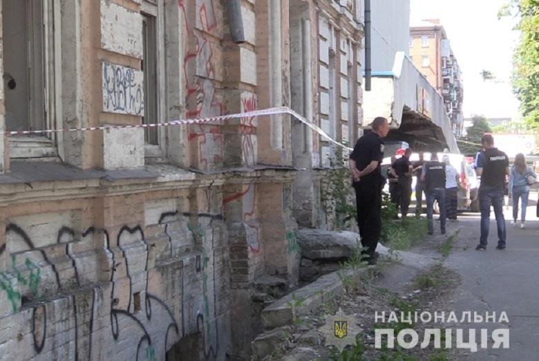 Во время конфликта между двумя знакомыми один из них схватил лопату и убил другого