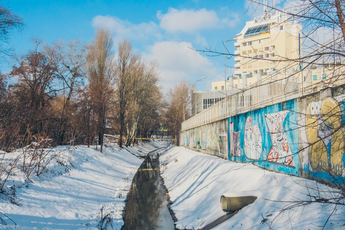 Территория ограждена старым высоким забором, на котором изображены десятки граффити Территория ограждена старым высоким забором, на котором изображены десятки граффити