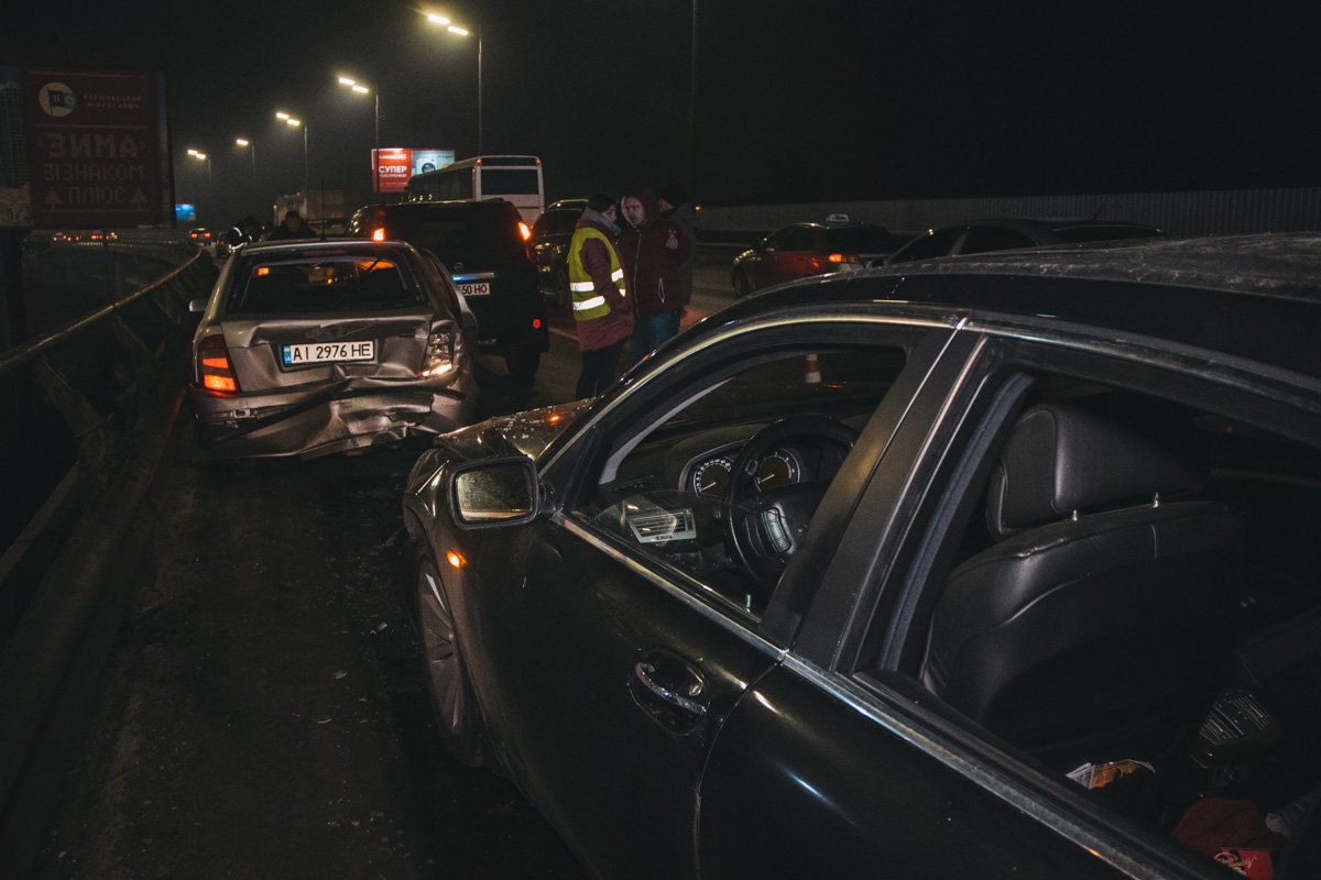 В Киеве на Южном мосту произошло ДТП с участием автомобилей Skoda Fabia, BMW, Nissan и полицейского Prius В Киеве на Южном мосту произошло ДТП с участием автомобилей Skoda Fabia, BMW, Nissan и полицейского Prius