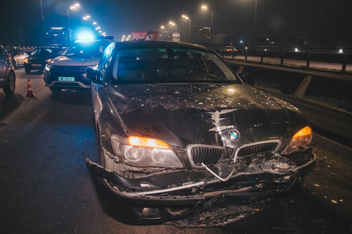 Водитель BMW влетел в три стоящие в ряд машины Водитель BMW влетел в три стоящие в ряд машины
