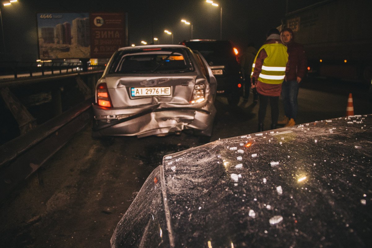 Правоохранители оформляли аварию Skoda и Nissan, когда водитель BMW на большой скорости влетел в стоящие машины Правоохранители оформляли аварию Skoda и Nissan, когда водитель BMW на большой скорости влетел в стоящие машины