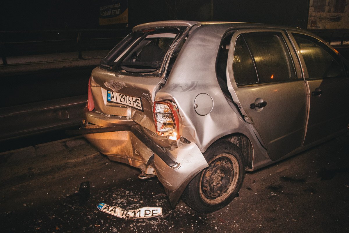 Fabia ударила стоящий впереди Nissan, а тот врезался в автомобиль патрульной полиции Fabia ударила стоящий впереди Nissan, а тот врезался в автомобиль патрульной полиции