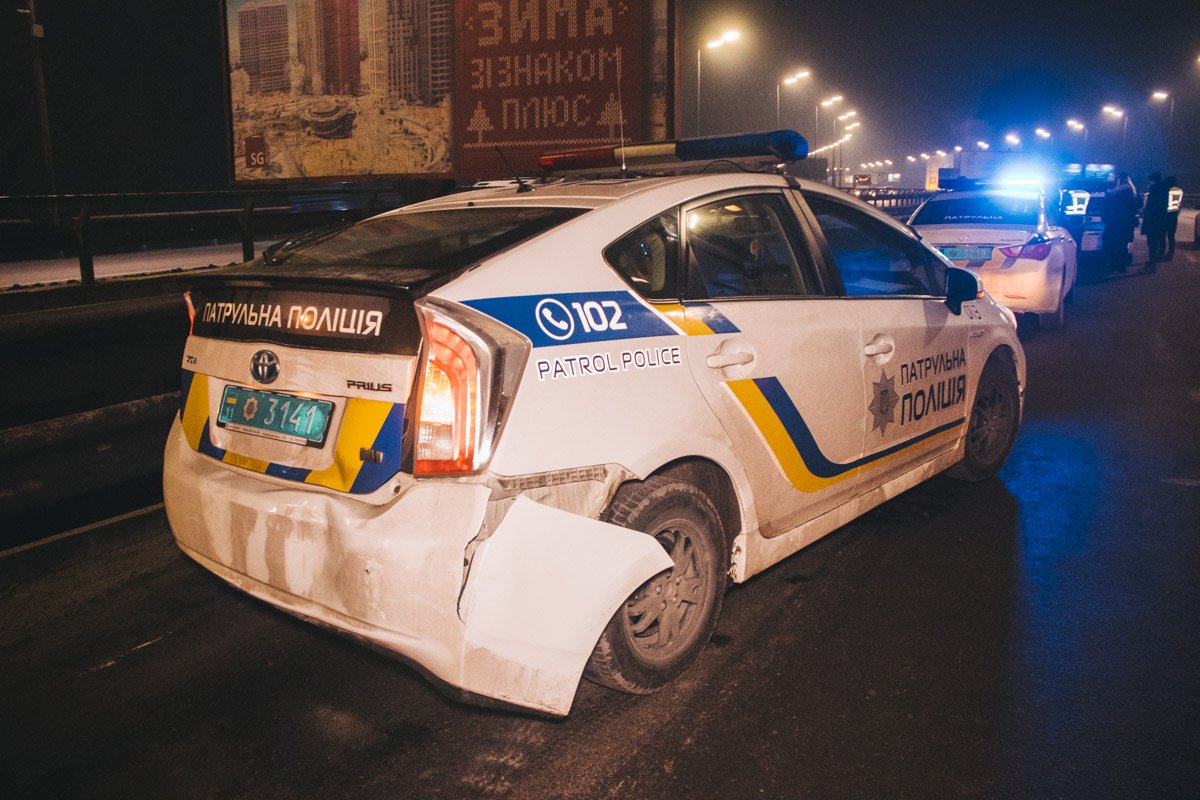 Полицейский Prius получил повреждения в задней части Полицейский Prius получил повреждения в задней части