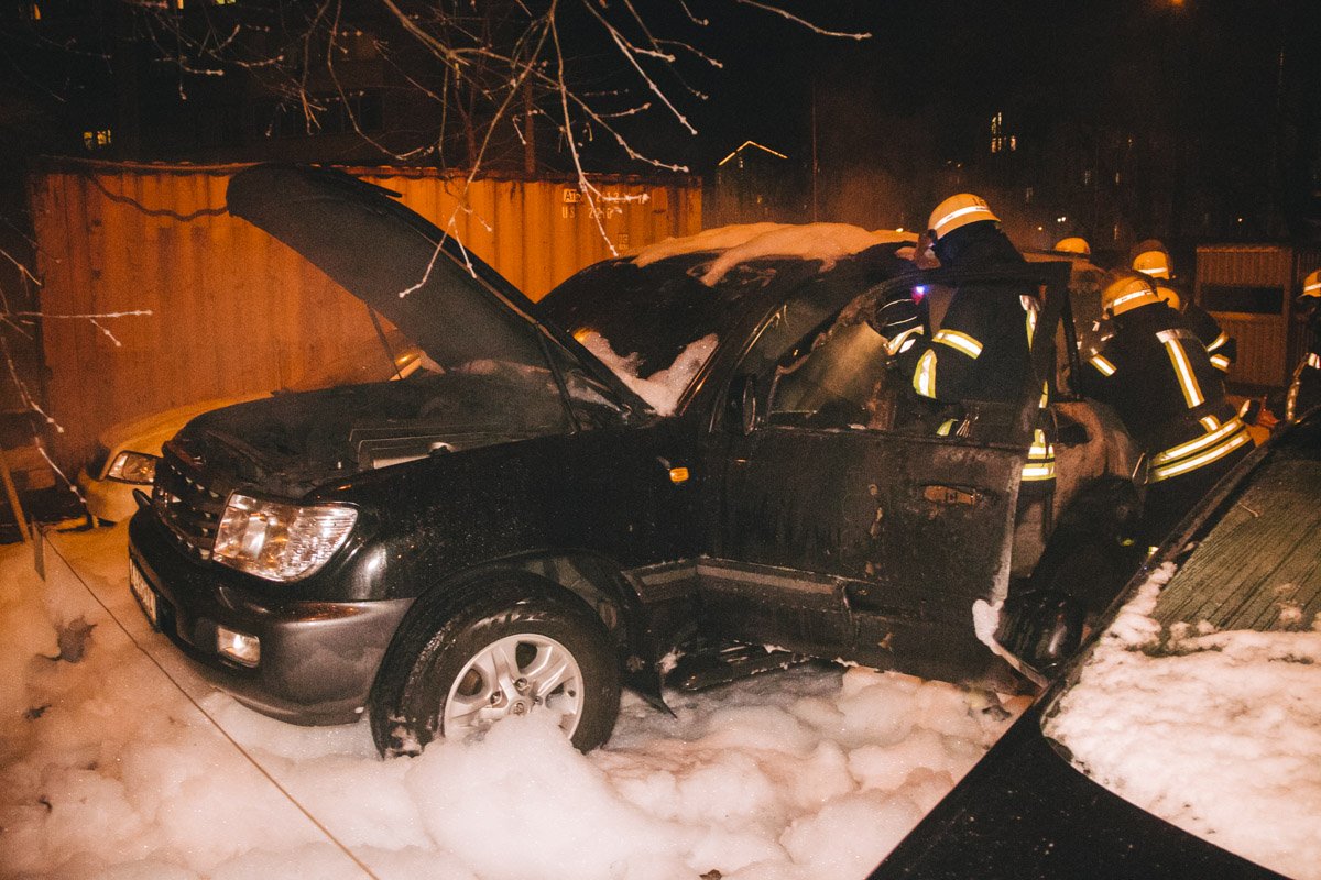 Автомобиль Toyota Land Cruiser подожгли 2 человека в масках, которые скрылись с места события