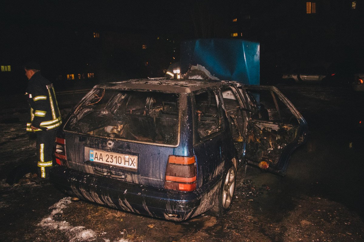 На Харьковском шоссе в ночь на 8 февраля сгорел автомобиль Lancia