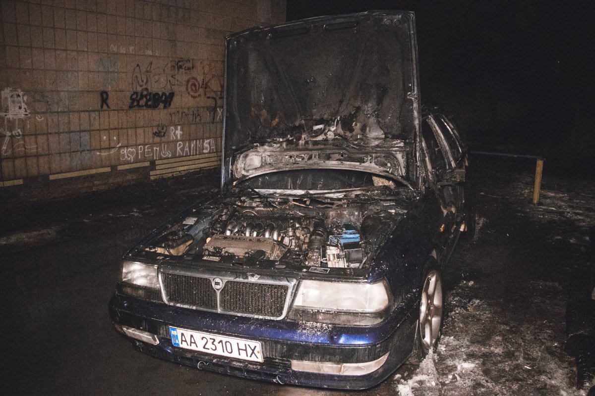 Хозяин автомобиля уверен, что неизвестные специально подожгли его машину 