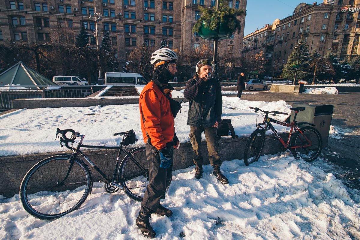 Снег велосипедистам не помеха. Но если дороги расчистят, будет значительно лучше Снег велосипедистам не помеха. Но если дороги расчистят, будет значительно лучше