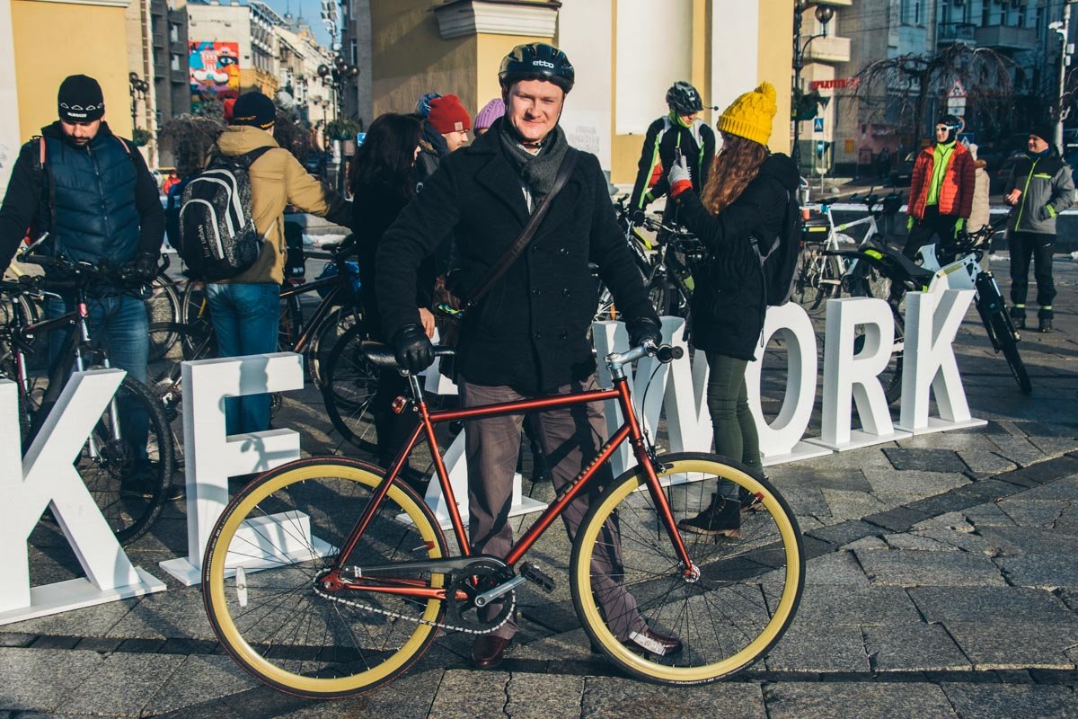 После акции все разъехались по делам - на роботу, на учебу или еще куда-то После акции все разъехались по делам - на роботу, на учебу или еще куда-то