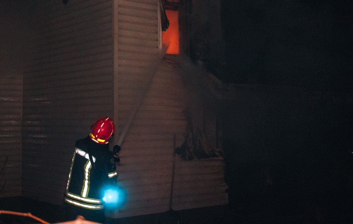 Огонь полностью охватил двухэтажный дом Огонь полностью охватил двухэтажный дом