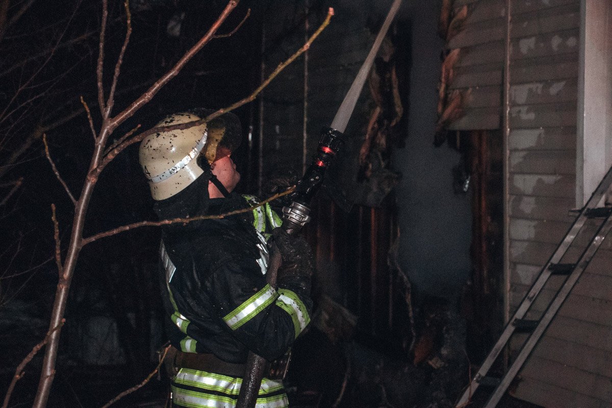 Вблизи места инцидента не было гидрантов, из-за этого пожарным пришлось подвозить воду Вблизи места инцидента не было гидрантов, из-за этого пожарным пришлось подвозить воду