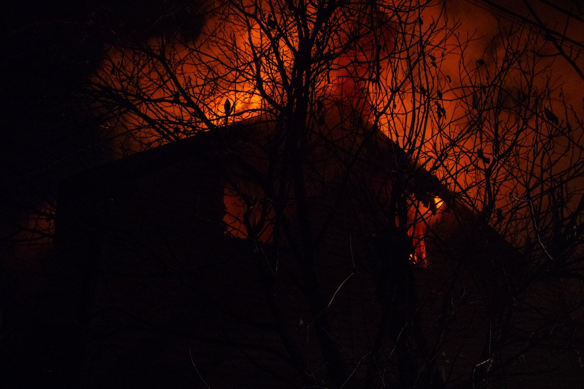 Лишь к 23:15 пожар удалось ликвидировать Лишь к 23:15 пожар удалось ликвидировать