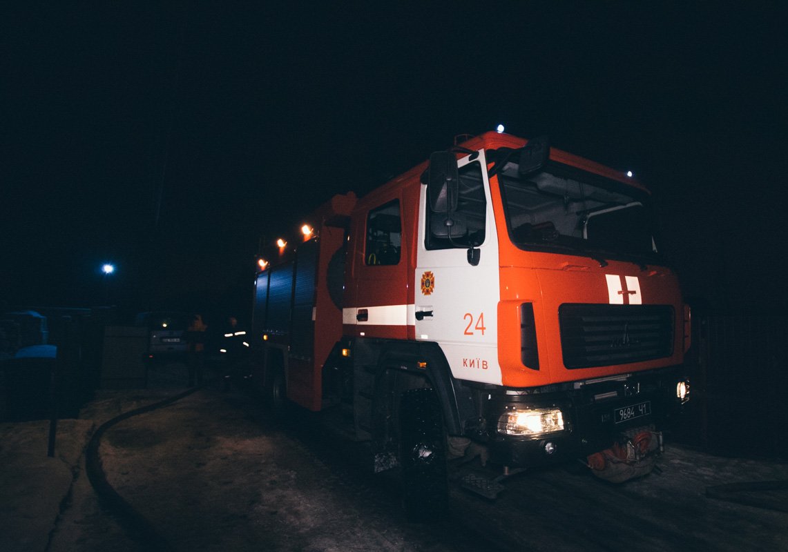 На месте работали пять единиц основной и специальной пожарно-спасательной техники, а также дежурили медики и патрульные На месте работали пять единиц основной и специальной пожарно-спасательной техники, а также дежурили медики и патрульные