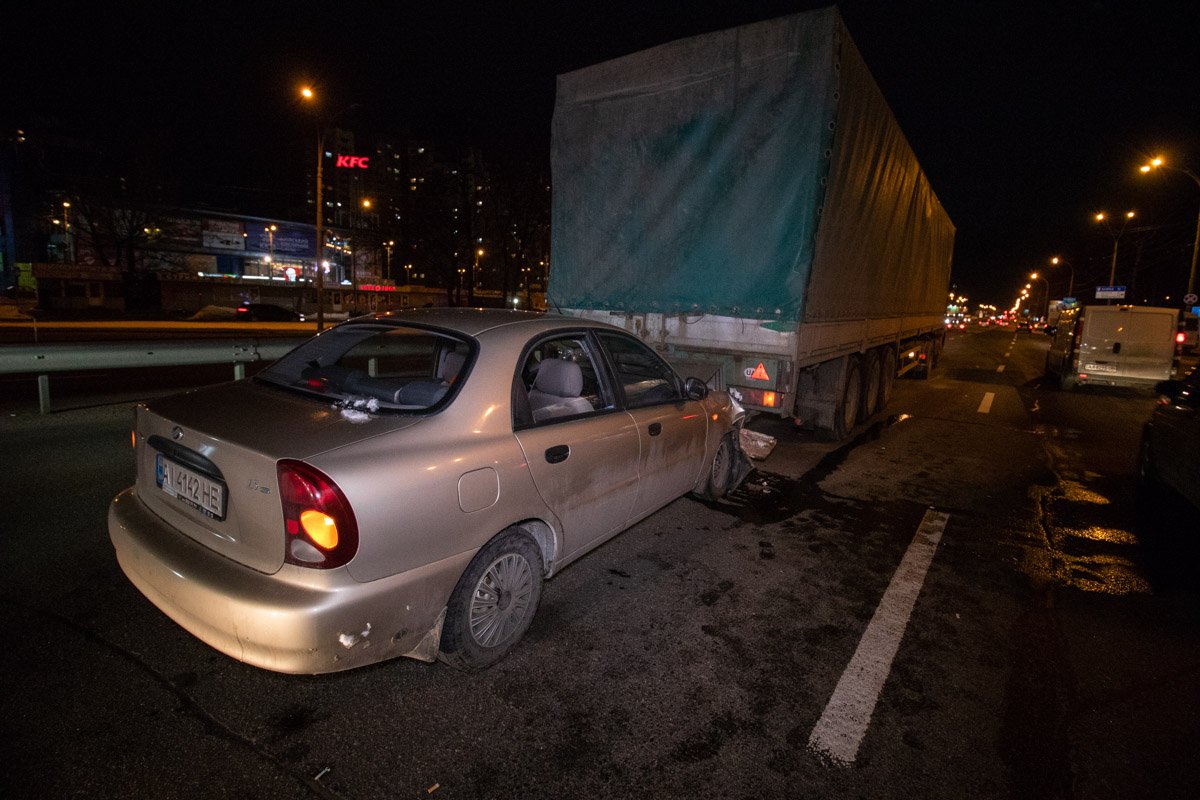 В Киеве по адресу проспект Академика Глушкова, 16 произошло ДТП с пострадавшими