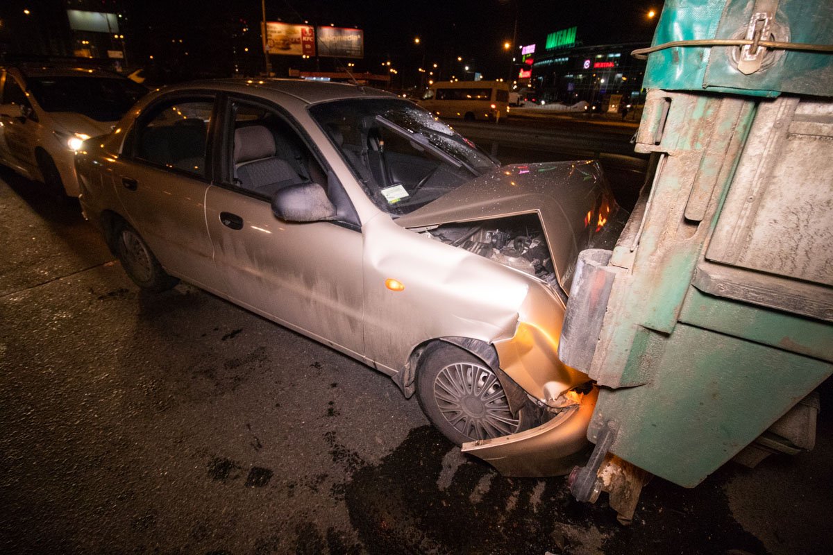 В момент аварии фура стояла в среднем рядку, так как оформлялось ДТП с другой машиной по европротоколу
