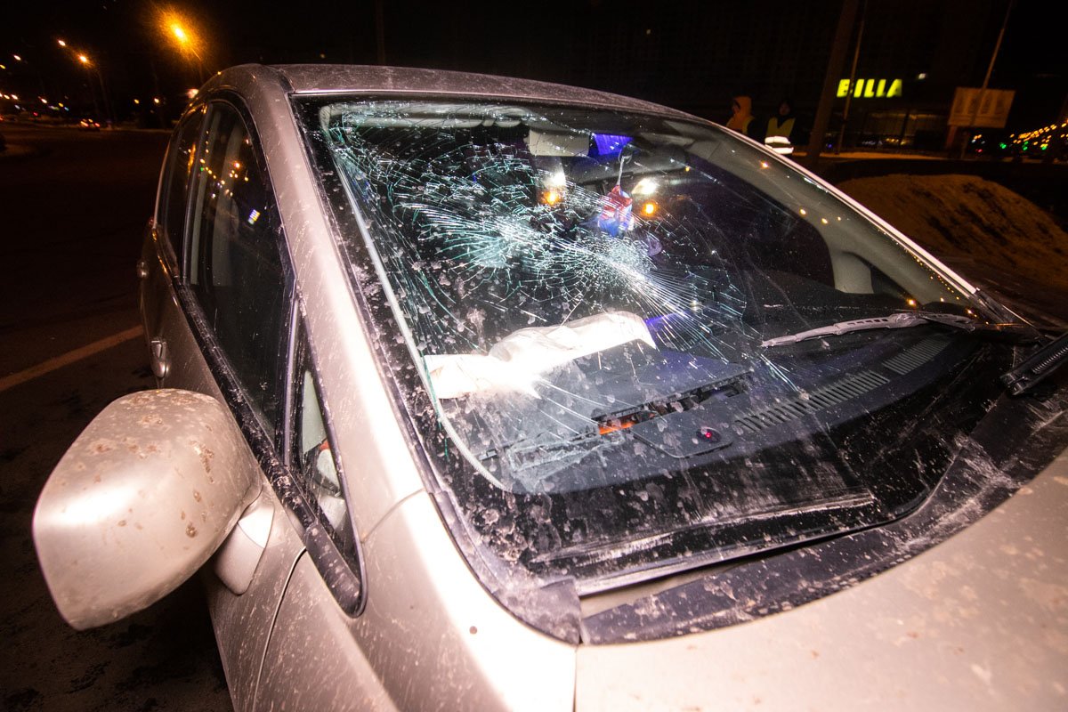 Nissan Tiida влетел в столб