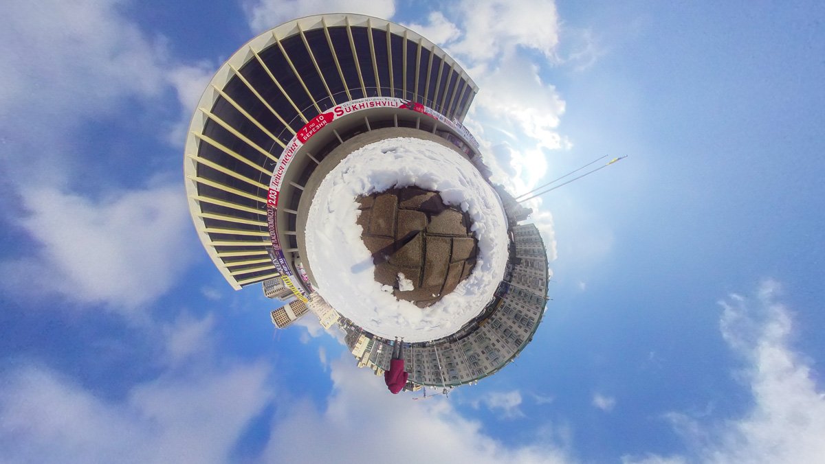 Дворец "Украина" в окружении ясного зимнего неба Дворец "Украина" в окружении ясного зимнего неба