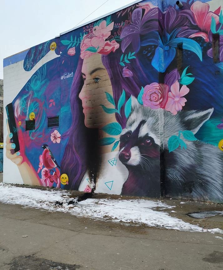 Неизвестные испортили мурал «Селфи или гипноз», который находится на улице Тростянецкой. Фото: Анна Фомина