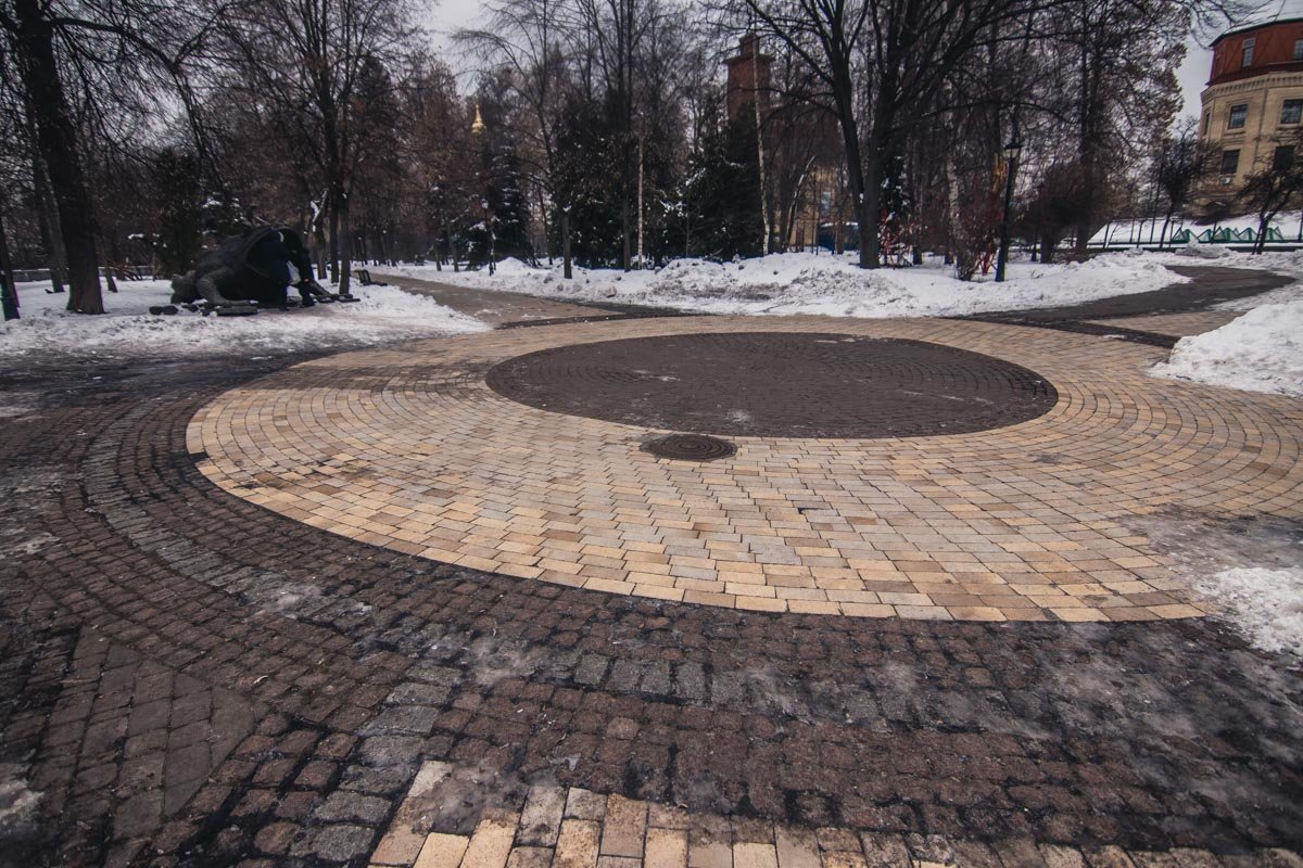 Парк Крещатый учрежден в 1882 году и ранее имел названия Купеческий сад и Пионерский парк