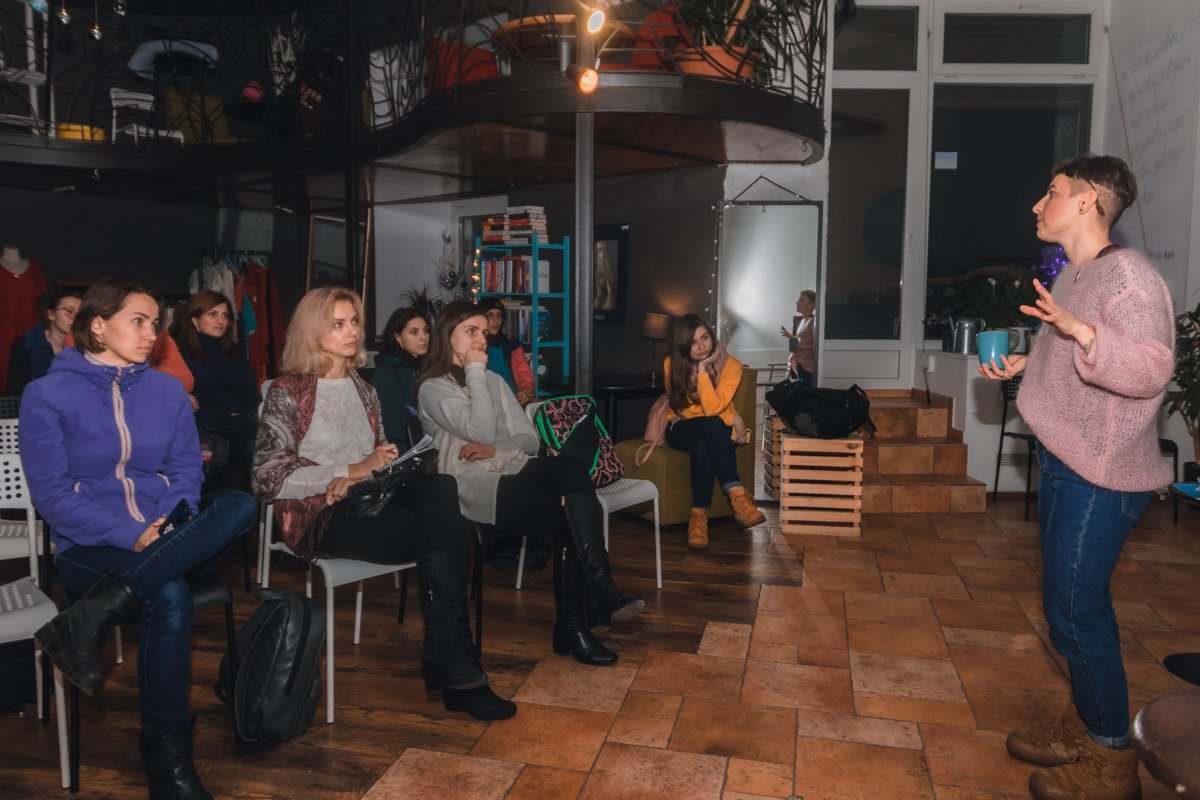 Семья с удовольствием делится опытом поездок с другими родителями