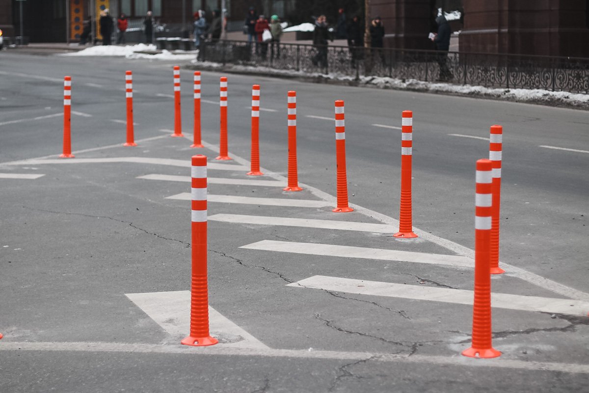 На Почтовой площади коммунальные работники установили дорожные столбики На Почтовой площади коммунальные работники установили дорожные столбики