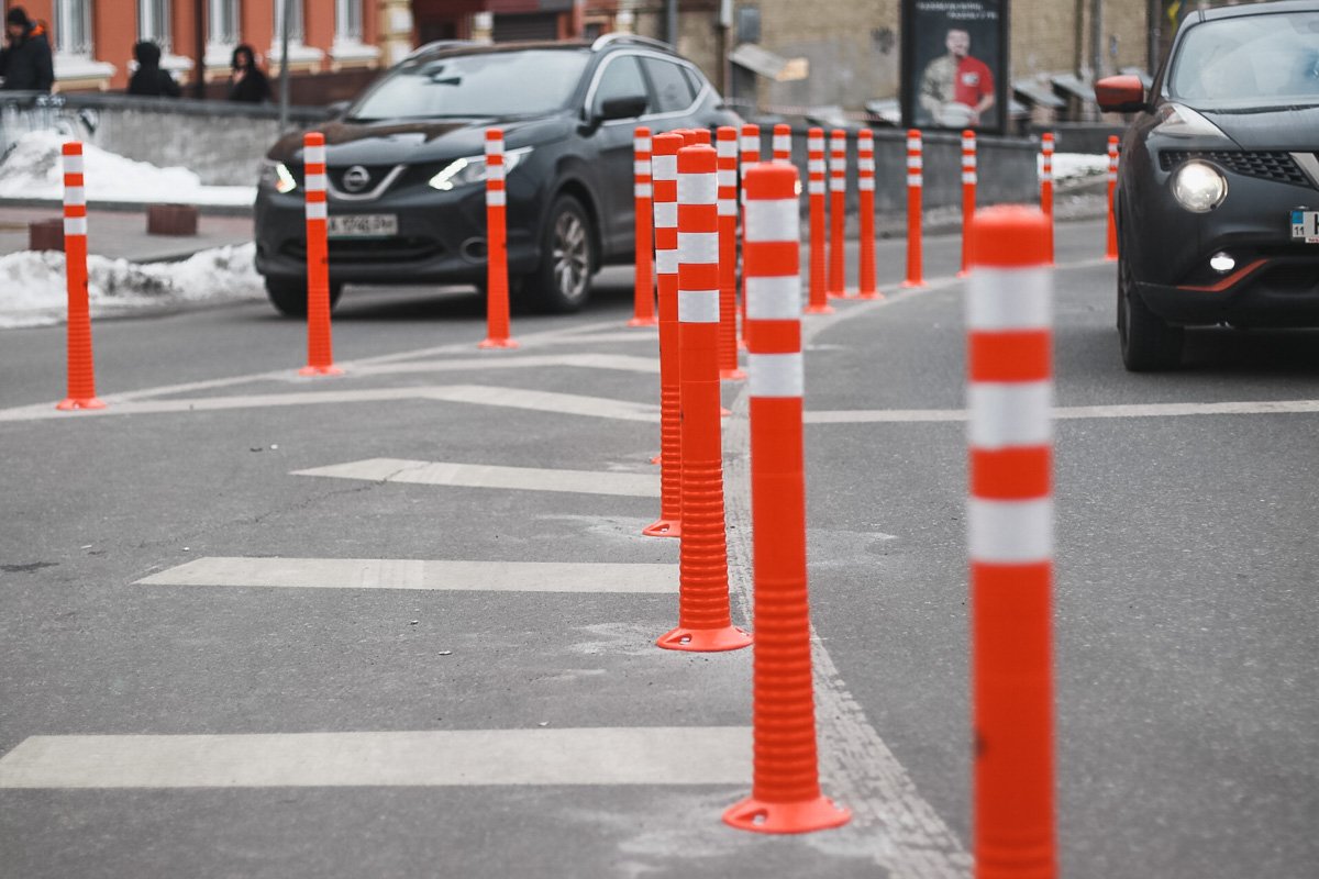 Это должно помешать водителям - поворачивать налево, на Владимирский спуск, с правой полосы движения улицы Боричев Ток Это должно помешать водителям - поворачивать налево, на Владимирский спуск, с правой полосы движения улицы Боричев Ток